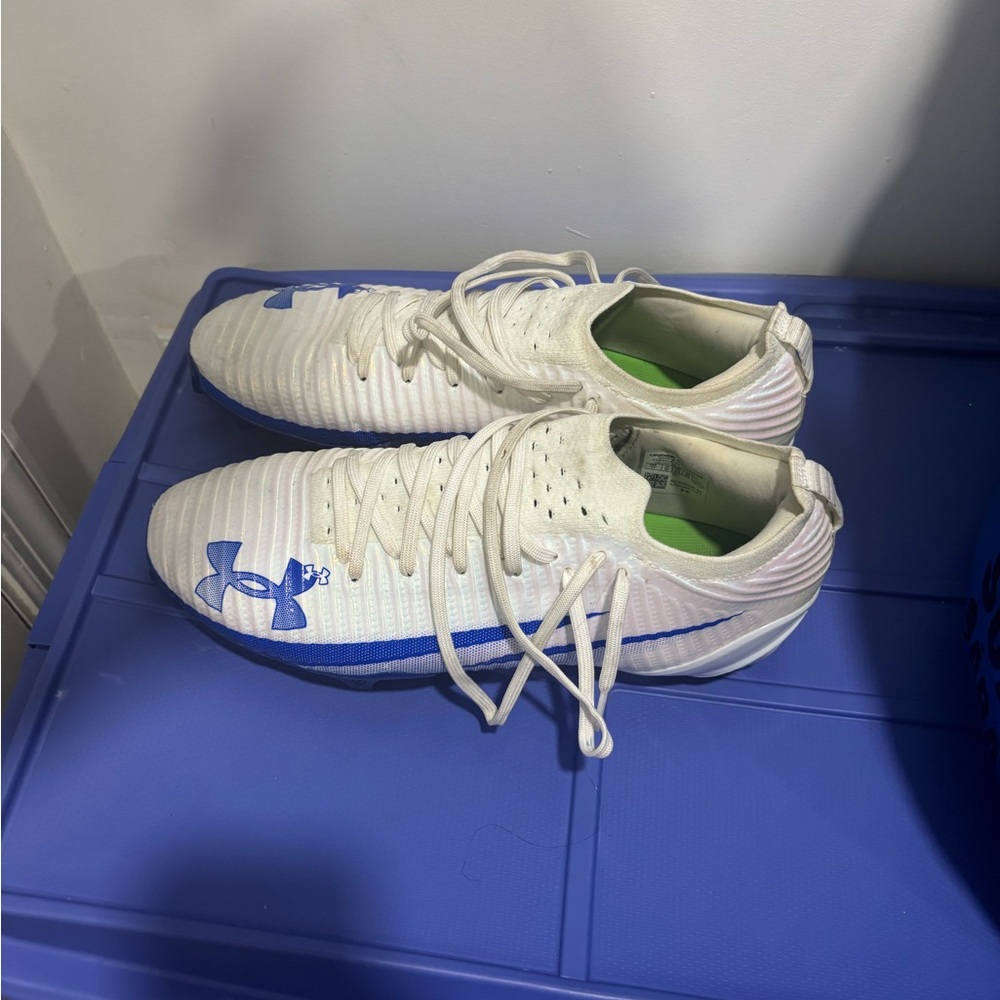 Under Armour White Football /Cleat Shoes with Blue Logo